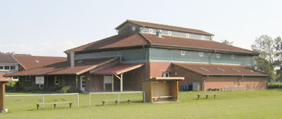 Trainingsplatz und Halle